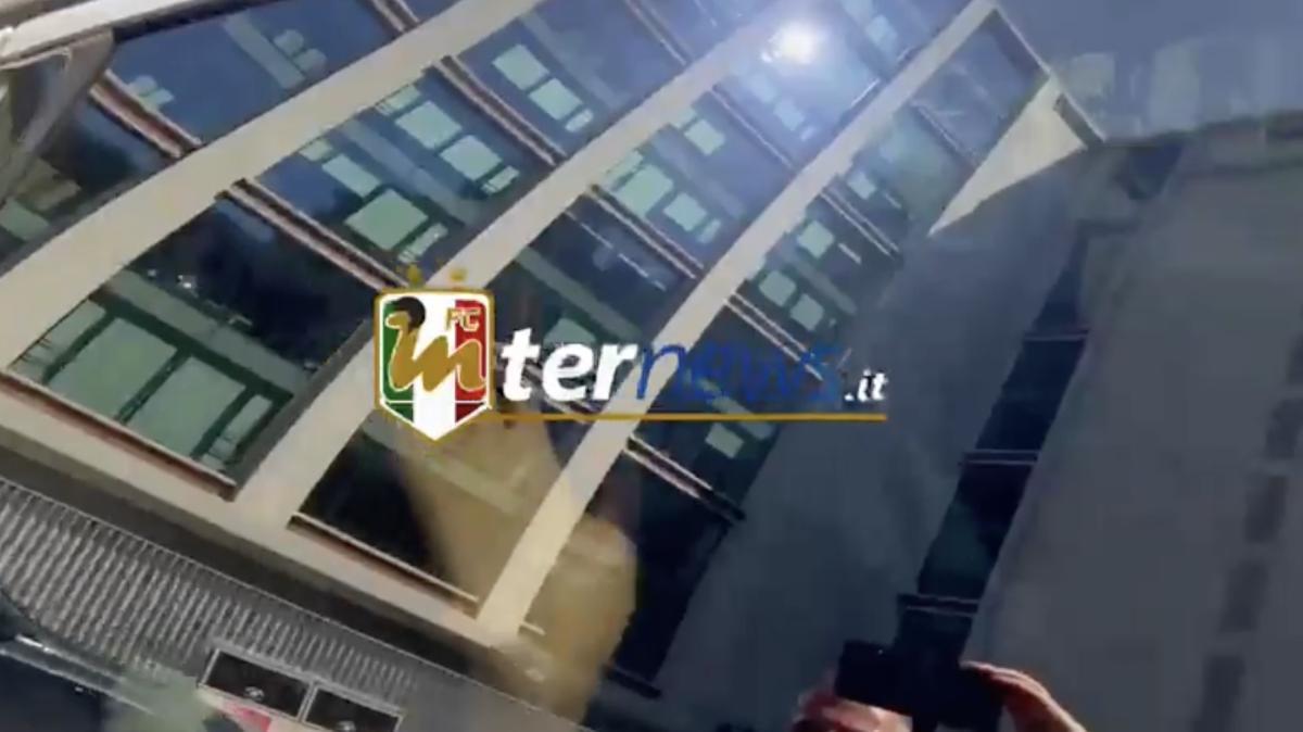 VIDEO - Inter, John Stones arrivato in sede: ora le firme, poi l'annuncio