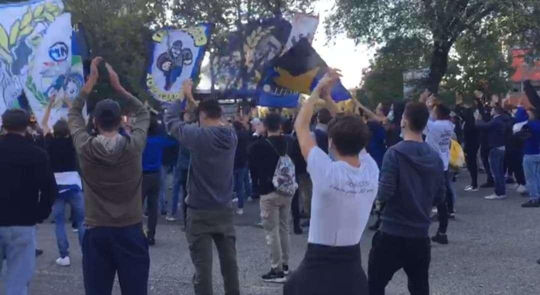 VIDEO - Meazza vuoto, ma all'esterno i tifosi dell'Inter fanno sentire il loro sostegno