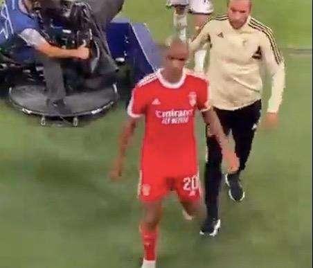 VIDEO - Joao Mario purga la Juve, i tifosi bianconeri lo insultano dalle tribune dell'Allianz: "Interista di merda"