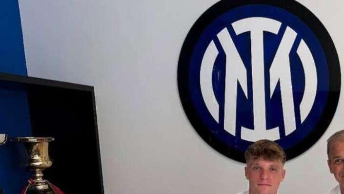 Primo contratto da professionista per Della Mora. L'annuncio del terzino: "Onorato di continuare con l'Inter"
