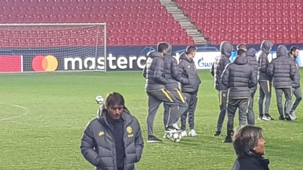 FOTOGALLERY - Verso Slavia Praga-Inter, nessun allenamento per i nerazzurri: primo assaggio del terreno