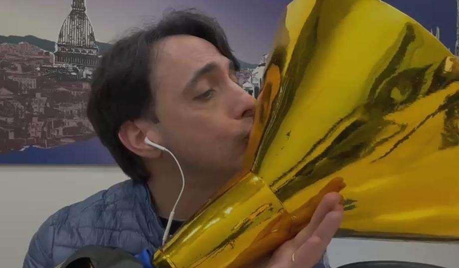 VIDEO - Inter Campione d'Italia, Tramontana in estasi bacia la Coppa: "Non chiamatelo miracolo, ma capolavoro"