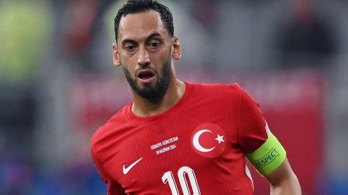 Turchia, Montella chiama il suo capitano: Calhanoglu regolarmente tra i convocati per la Nations League 