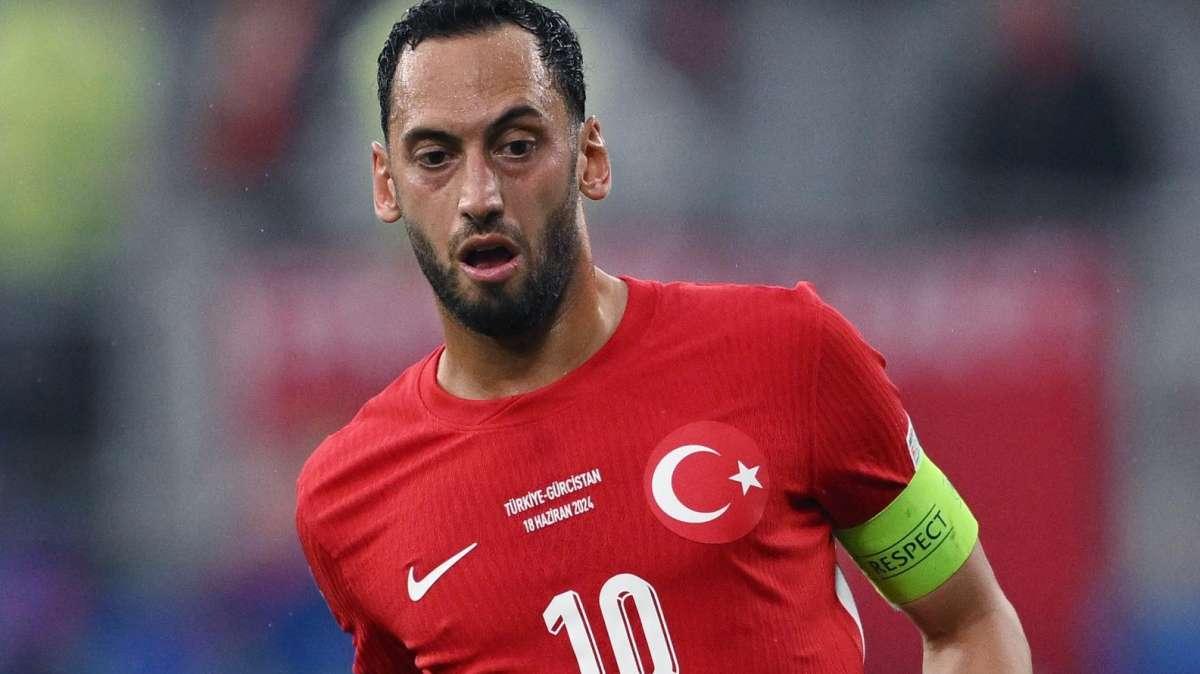 Turchia, Calhanoglu in campo per il primo allenamento: nel mirino la sfida al Montenegro