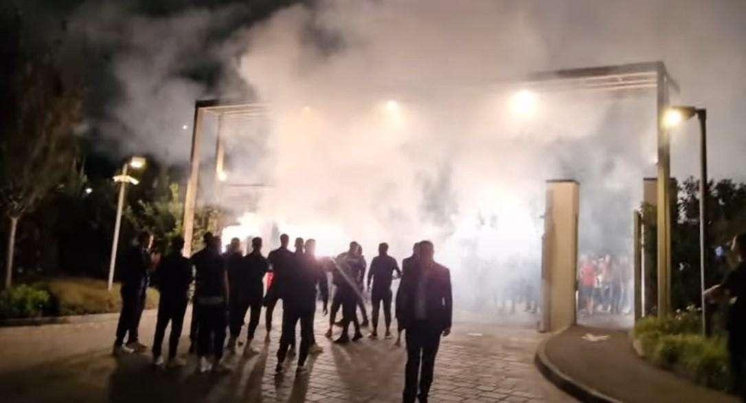 Stella Rossa, i tifosi incitano la squadra davanti all'hotel: "L'Italia ci teme, fate capire perché"