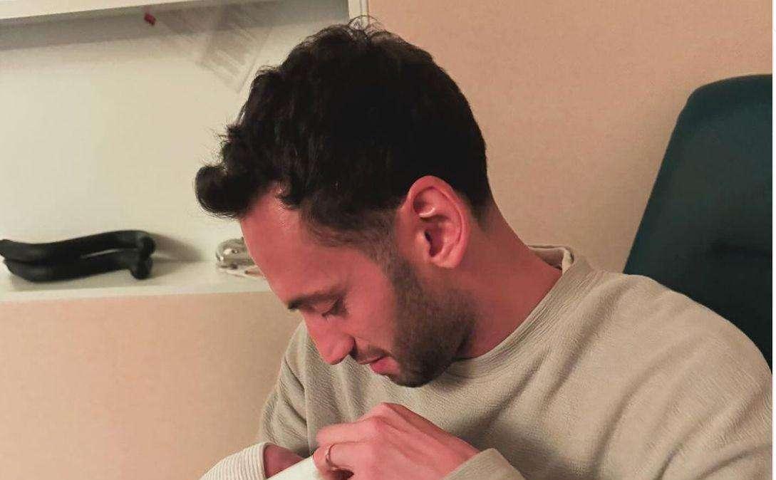 Calhanoglu papà ter. Il centrocampista annuncia la sua terzogenita alla Inter maniera: "IM Asil Can"