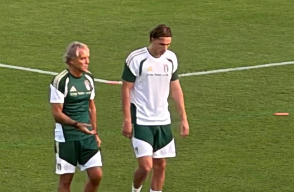 FOTO - Nazionale, primo allenamento a Coverciano: Mancini a colloquio con Esposito