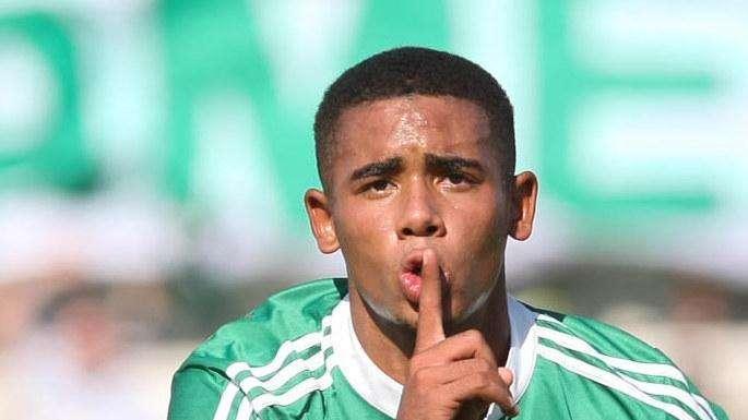 Gabriel Jesus, lo United supera il City e per convincere l'attaccante lo mette in linea con Mourinho. Inter più lontana?