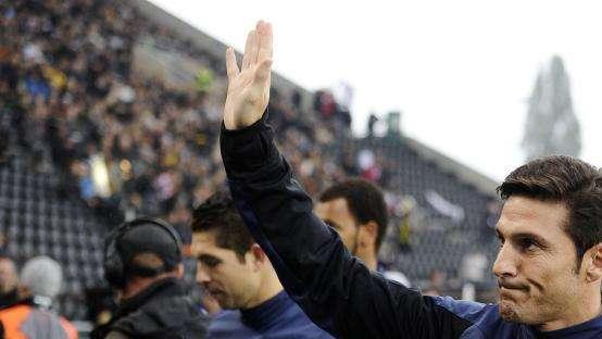 Siparietto tra Zanetti e i tifosi durante il match
