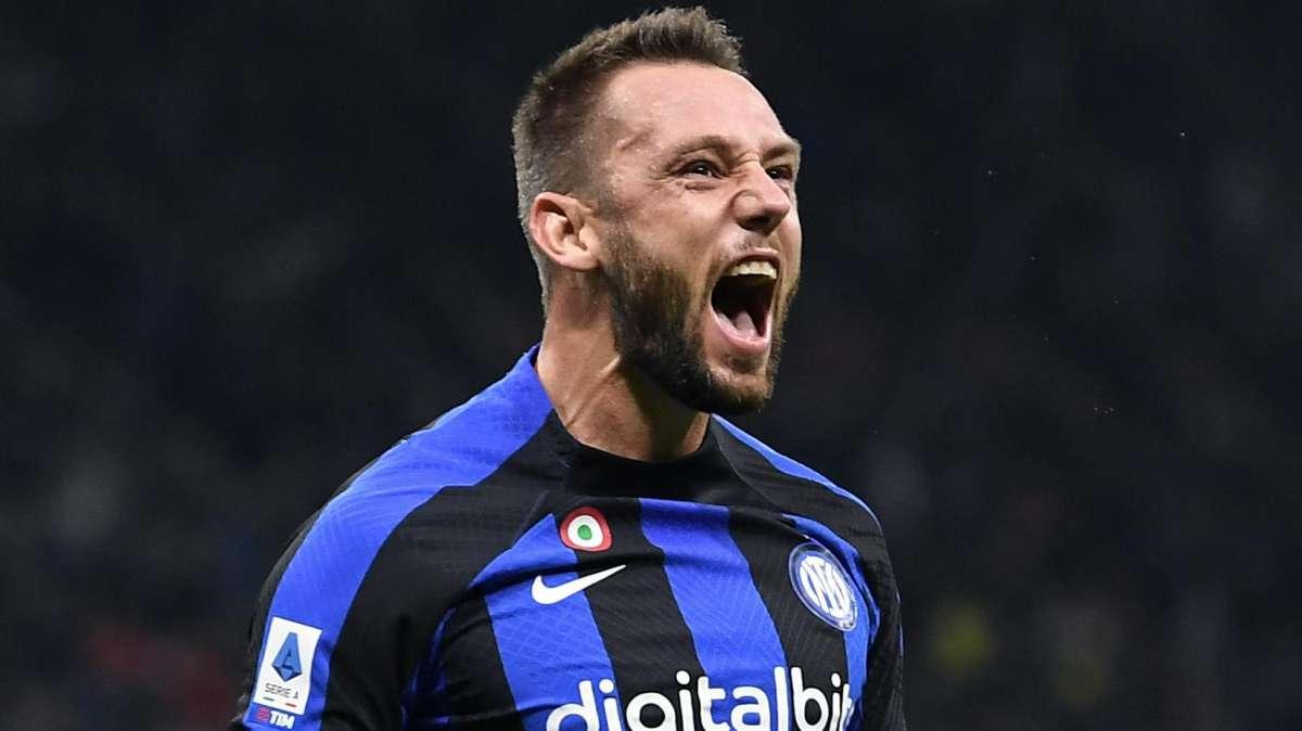 De Vrij spegne 31 candeline nel giorno del Derby di Milano: gli auguri dell'Inter 