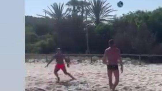 Nainggolan, relax in spiaggia a base di beach volley con De Maio