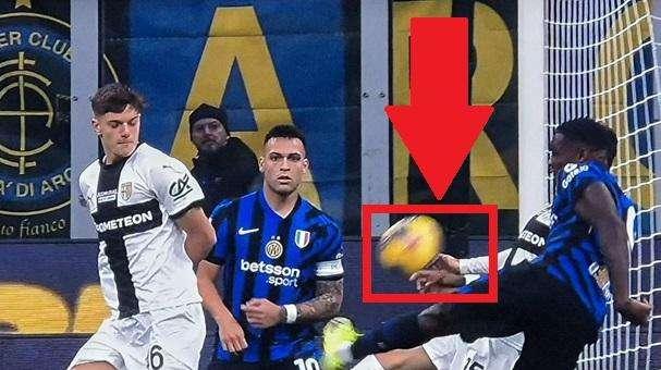 Moviola GdS - Male Abisso: dà due rigori che non ci sono e perde il tocco di Delprato
