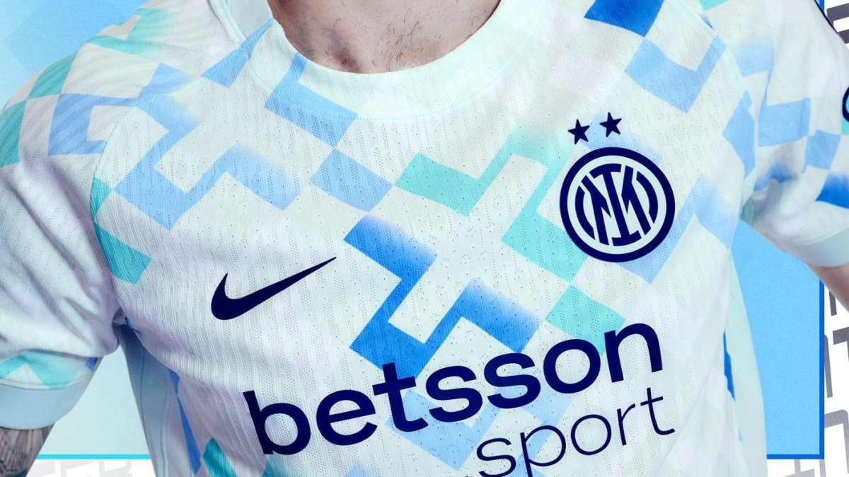 FOTO - Ronaldo posa con la nuova divisa away dell'Inter: il brasiliano testimonial Nike con altre 3 leggende
