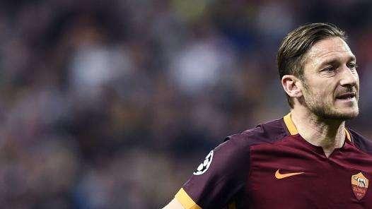 Totti salva la Roma, con l'Atalanta è 3-3. Inter a -4
