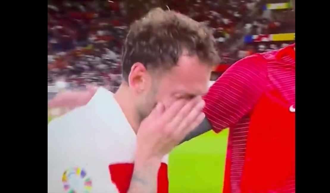 FOTO - Delusione Calhanoglu: scoppia in lacrime dopo il ko contro l'Olanda