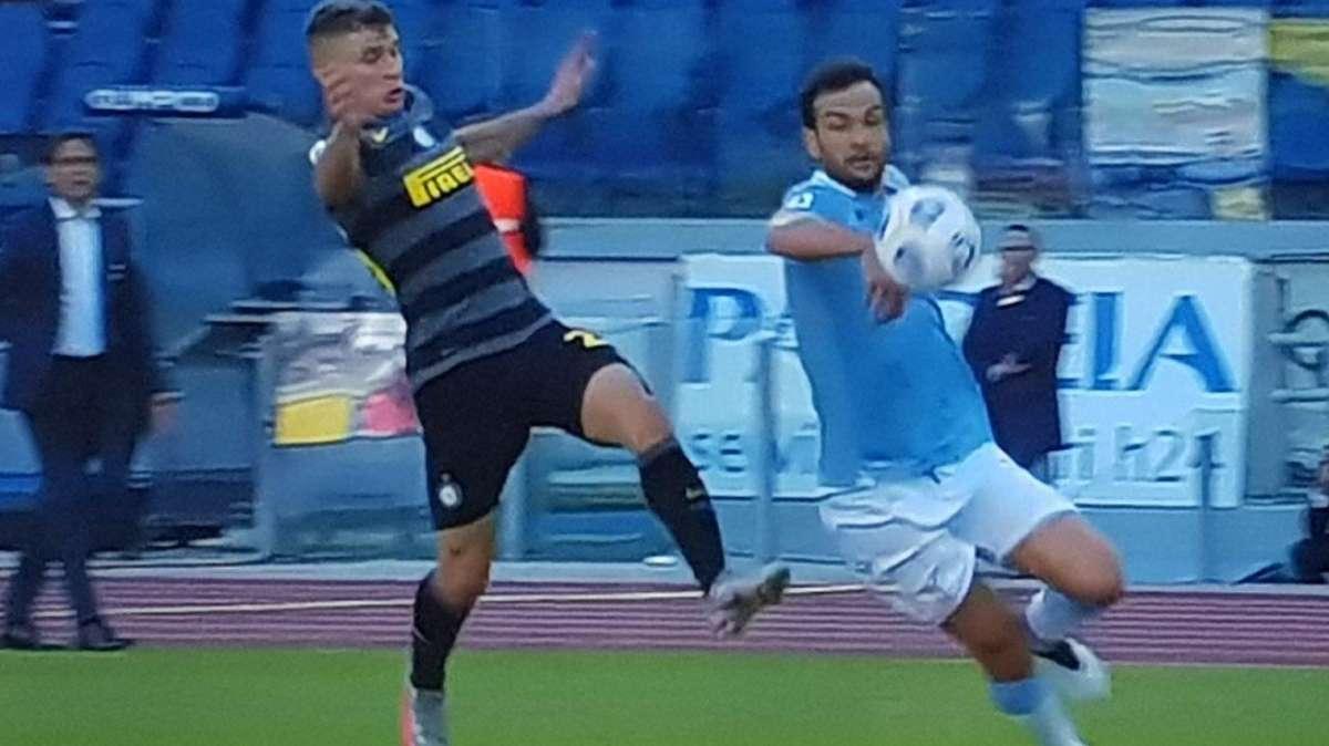 Lazio-Inter - Guida, il rosso a Sensi è pura compensazione. Parolo, fallo di mano ignorato. Appena 4' di recupero, perché?