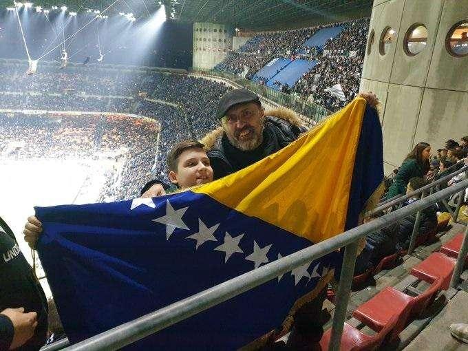 Tifoso speciale dalla Bosnia per Edin Dzeko: "Lui è meglio del latte materno"