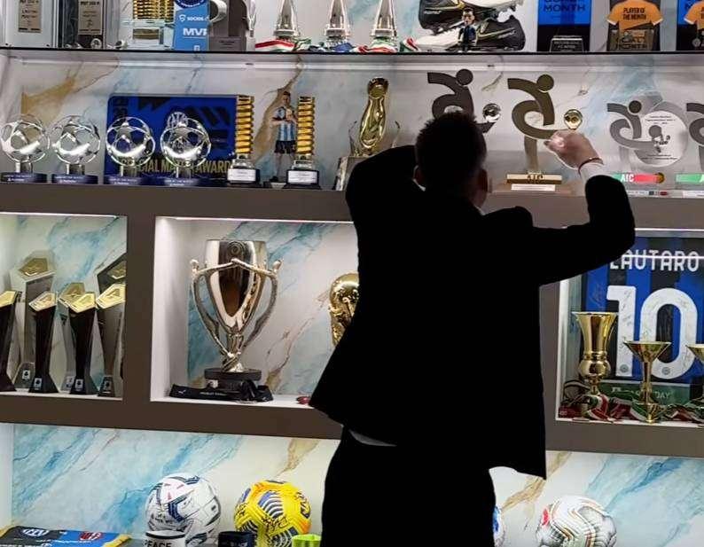 FOTO - Miglior giocatore AIC, Lautaro "sistema" il trofeo in casa. E Agustina ci scherza su