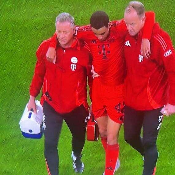Il Bayern Monaco è corsaro 3-1 ad Augsburg, ma l'emergenza infortuni continua: out anche Musiala