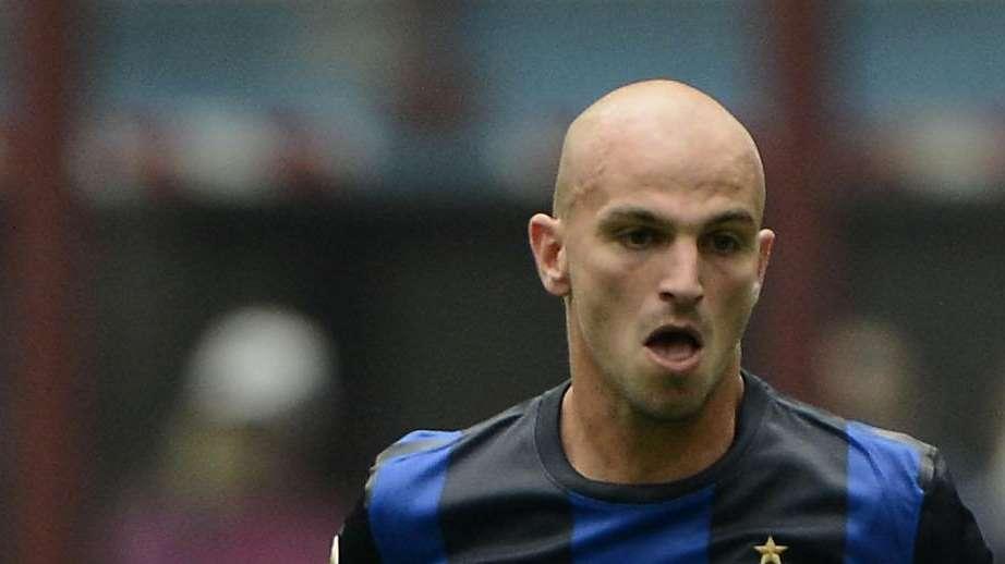 Cambiasso fa il Chivu nella difesa a tre. Coutinho...