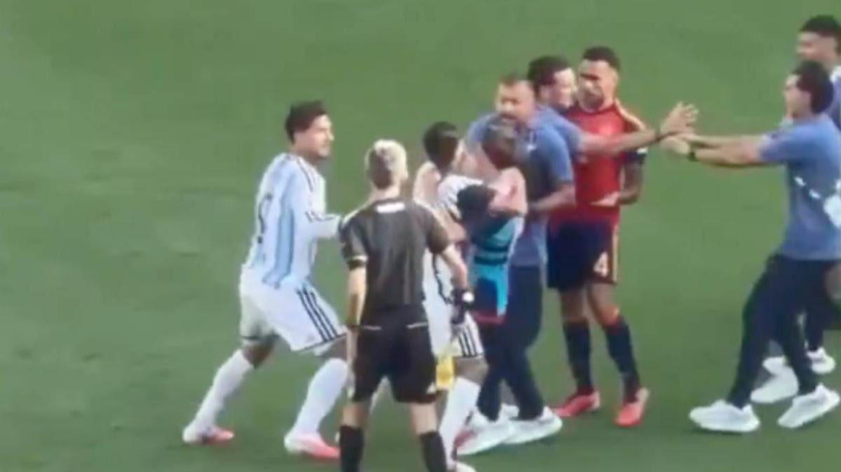 VIDEO - Furia Paredes alla fine di Spagna-Argentina. Anche Samuel prova a fermare il centrocampista