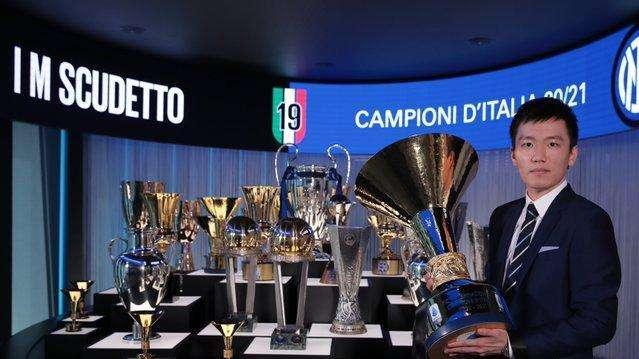 Zhang con lo scudetto all'Inter HQ: il presidente nerazzurro accoglie la coppa del 19° tricolore nella Trophy Room