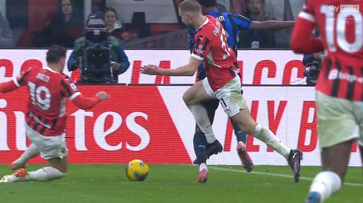 Milan-Inter, la moviola - Chiffi e il VAR vedono bene nei gol annullati, non nell'area rossonera: il contatto Pavlovic-Thuram è da rigore 
