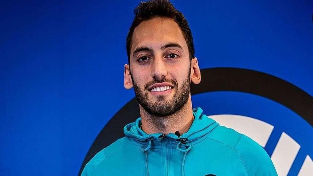 Calhanoglu, regalo per i fans: il turco mette in palio la sua maglia firmata