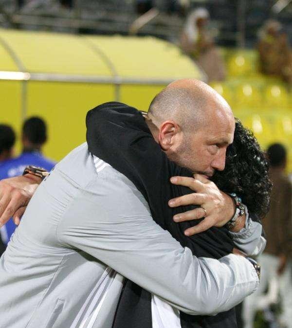 Zenga-Maradona finisce 2-2... con abbraccio!