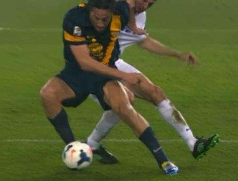 FOTO -  Ranocchia, fallo di Toni. Cesari: "Non è rigore"
