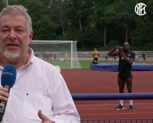 VIDEO - Collegamento su InterTV, ma Lukaku è ovunque e... mostra i muscoli 