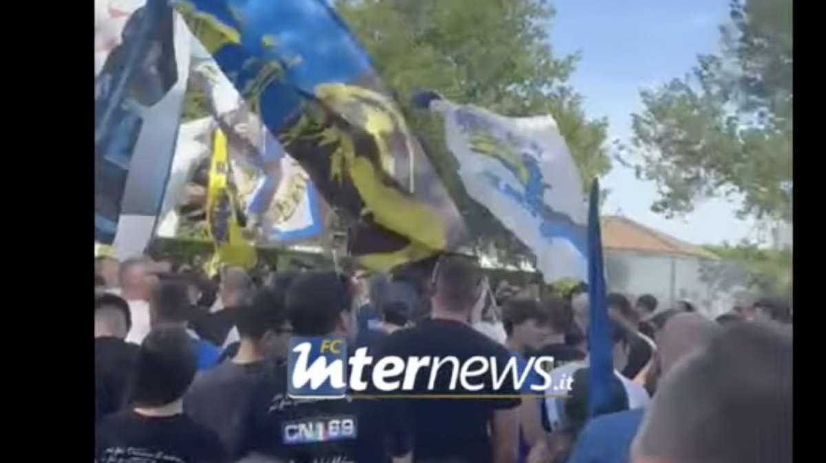 VIDEO - PSG-Inter, i tifosi nerazzurri caricano la squadra di Inzaghi: tappa ad Appiano per incitare Lautaro e compagni 