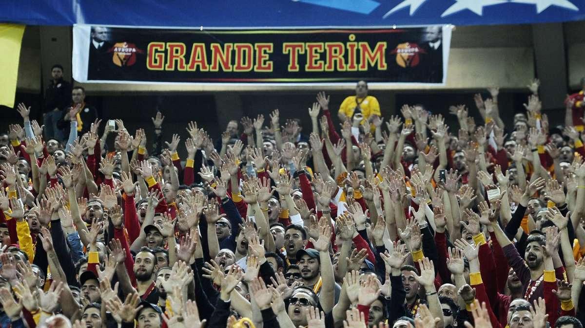 UCL - Galatasaray-United, esaltante 3-3 con papere di Onana. Pazza rimonta PSV a Siviglia