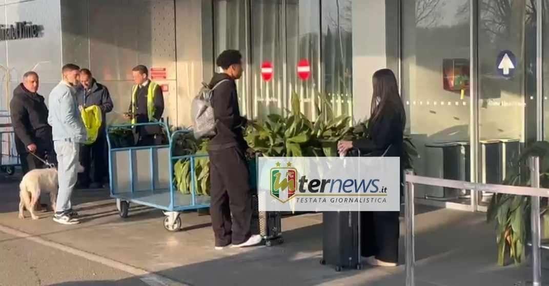 VIDEO - Buchanan lascia l'Italia e vola in Spagna, è in partenza da Malpensa: firmerà col Villarreal