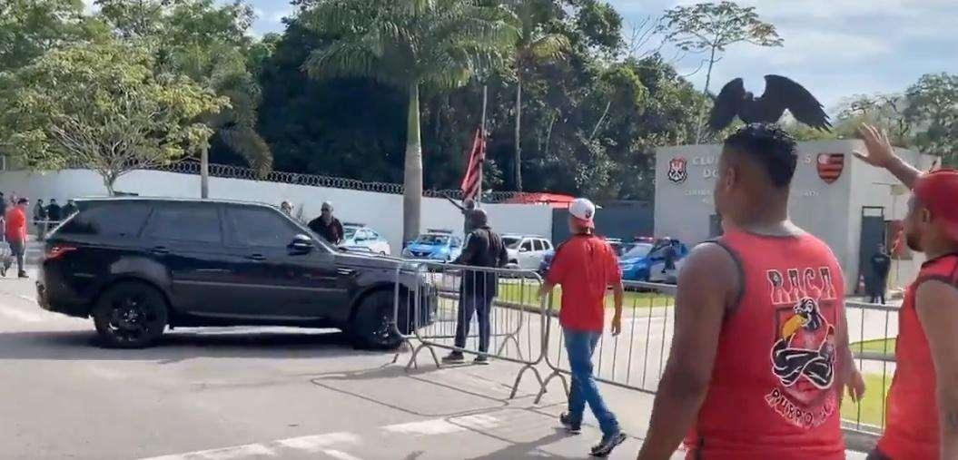 Flamengo, contestazione dopo il ko con il Vasco da Gama: i tifosi insultano Gabigol