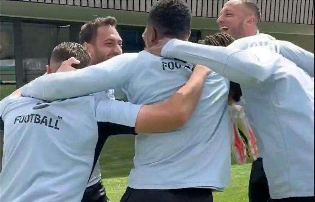 Inter, la festa continua. Calhanoglu guida le danze alla Pinetina sulle note dell'hit del momento