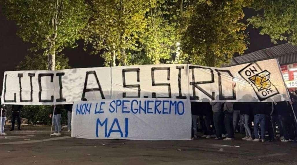Curva Nord, striscione fuori dal Meazza: "Luci a San Siro non le spegneremo mai"
