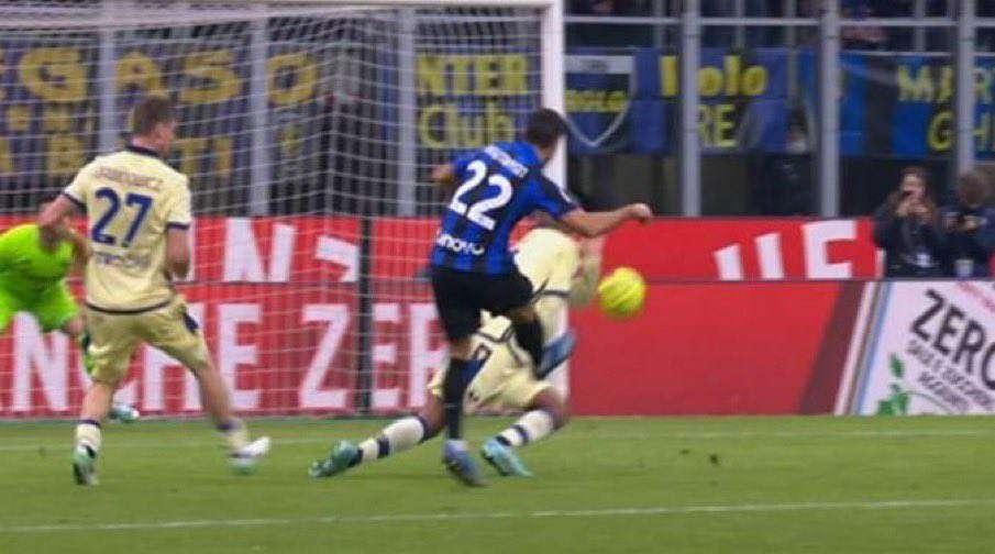 Fabbri perde la bussola. Metro di giudizio confuso, mancano un rigore all'Inter e due rossi al Verona