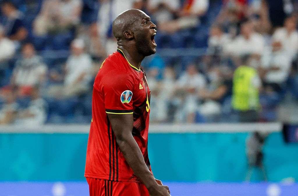 Lukaku al Chelsea, i tifosi del Manchester United ironizzano sui social