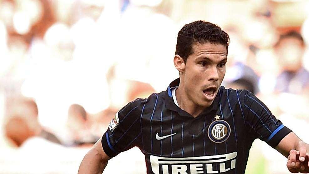 Hernanes all'uscita da Appiano con... 2 ruote bucate