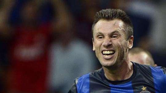 Strama ridisegna l'Inter: 4-4-1-1. E si scalda Cassano...