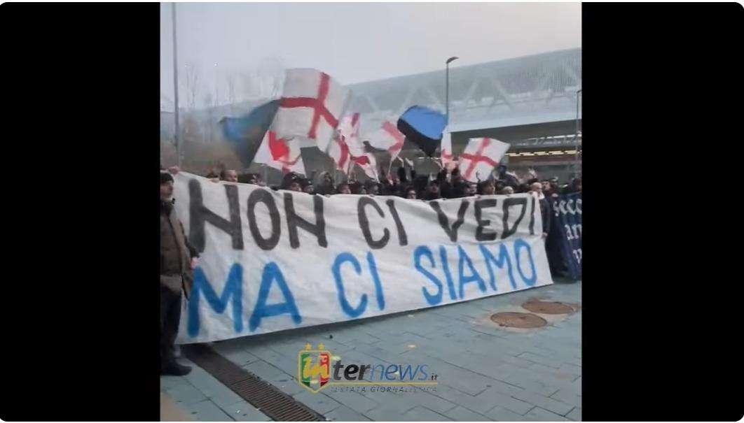 VIDEO - Inter partita per Firenze, circa duecento tifosi della Nord salutano la squadra alla stazione di Rho