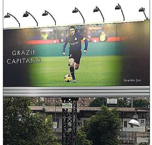 E in autostrada spunta un cartello: "Grazie Capitano"