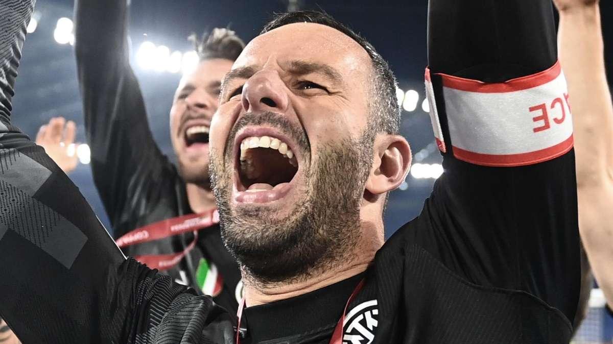 Rigori, parate, esultanze, trofei: gli auguri dell'Inter a Samir Handanovic
