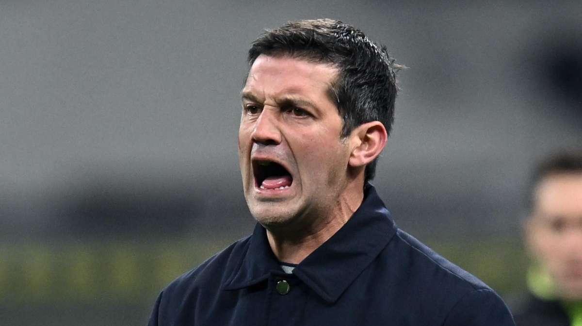 Scatta l'allarme antincendio in sala stampa, Chivu fa la battuta: "Qualcuno sta fumando, non sono io..."