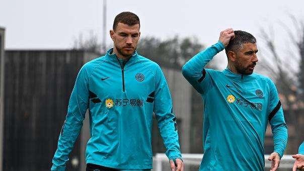 Il saluto di Dzeko per Kolarov: "Riuniti all'Inter dalla voglia di vincere. Adesso riposati e divertiti, fratello"
