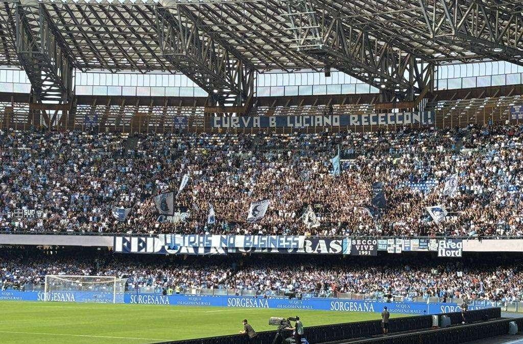 La Curva di Napoli stuzzica quelle di Inter e Milan con striscioni e cori: "Ultras no business"