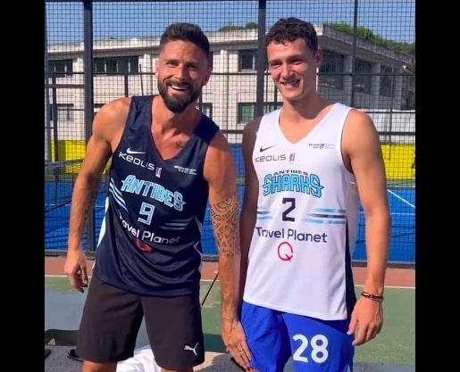 VIDEO - Simpatico siparietto Giroud-Pavard: l'ex Milan copre il logo dell'Inter sul pantaloncino di Benji