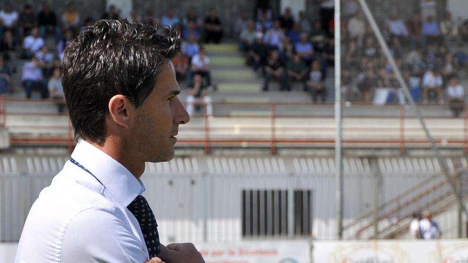 Benny Carbone esonerato dalla panchina del Varese