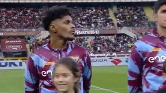 Alza la maglia dell'Inter e bacia quella del Torino: virale il gesto di un bambino all'Olimpico